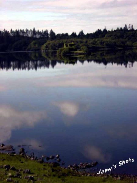 Le lac se r�veille encore endormi.