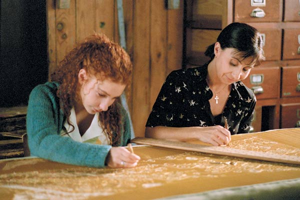 Lola et Ariane brodent