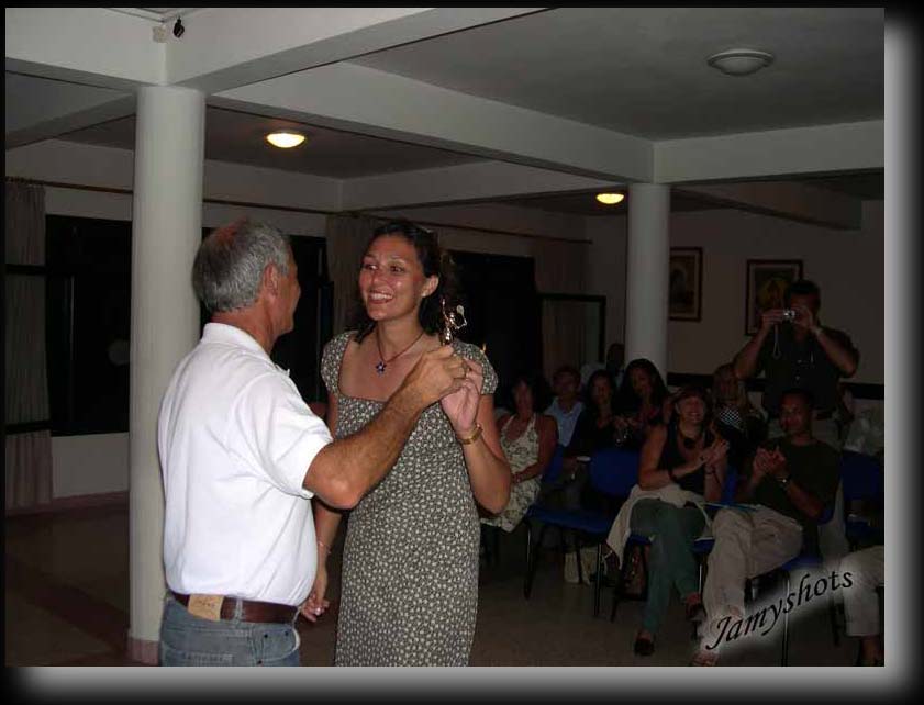 Dominique remet la coupe � Carole