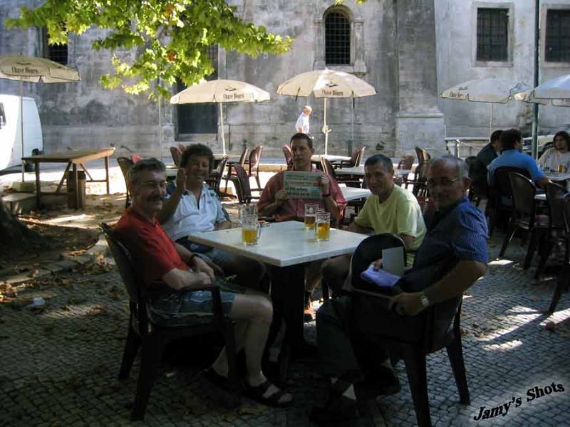Une pause, après la visite de la Cathédrale d'Alcobaça.Portugal et Madère.11 Sept 2003