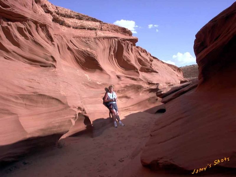Josiane NECKEBROCK à l'entrée du Canyon d'Antelope, le 03 juin 2003.