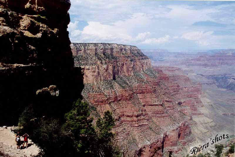 Chantal, Cécile et Aude Riera dans la descente de Bright Angel.
