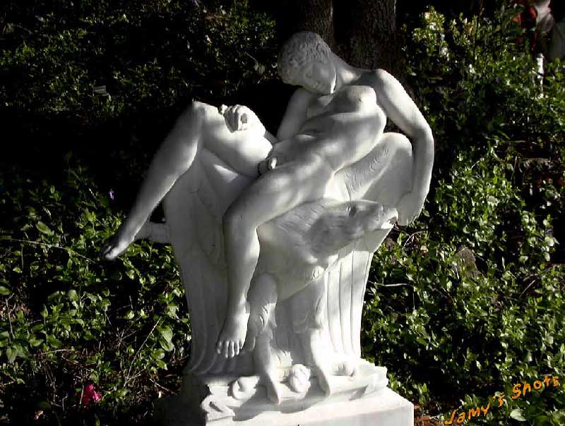 Eph�be et aigle. Terrasse de la piscine.