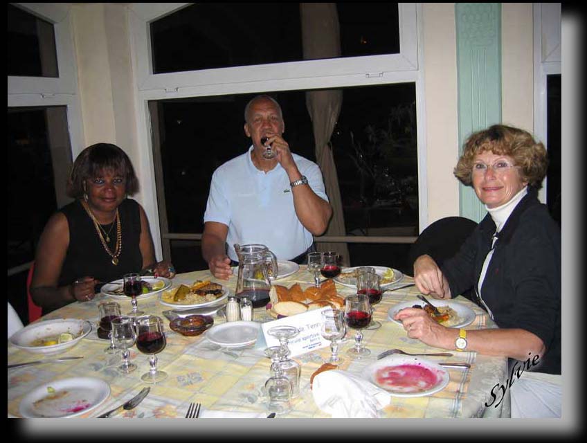 Maguy bien entour�e