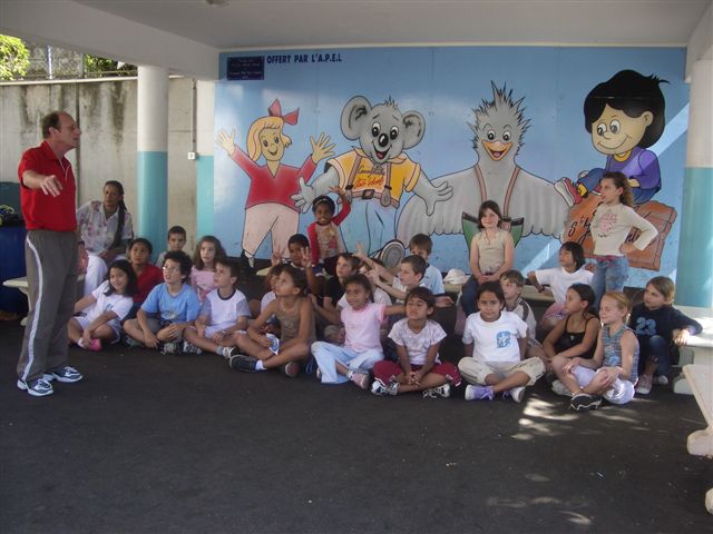 Devant le mur de l'�cole.