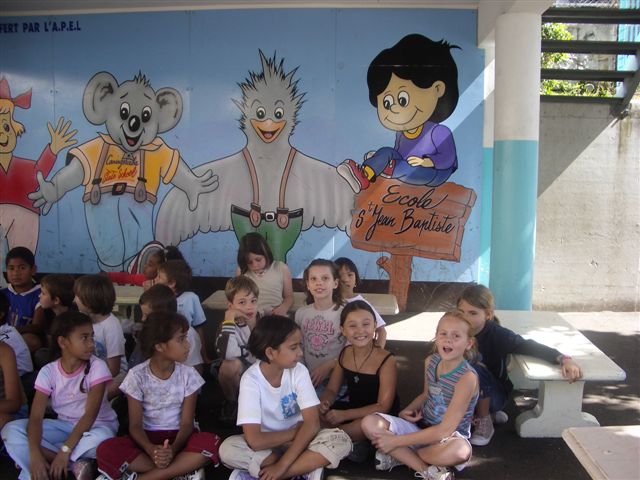 Quels beaux dessins dans la cour!.