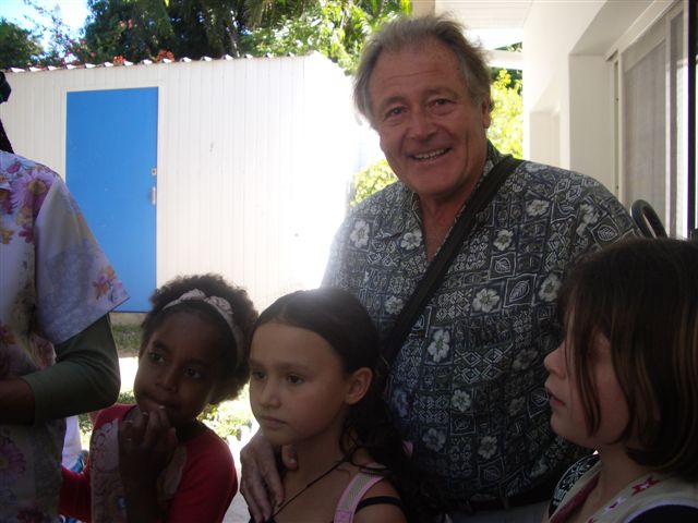 Papi Jamy est venu m'attendre � la sortie.