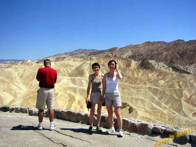 Karine et Véronique à Zabriskie Point le 01 juin 2003.