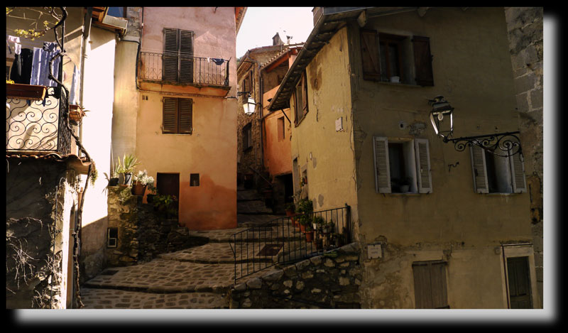 Aux pieds de l'�glise Ste Marguerite