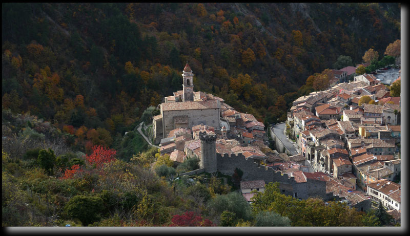 L'�glise et la tour. Vue du sentier de randonn�e du Col de l'Orme