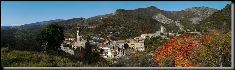 Vue de Luceram derri�re l'�glise