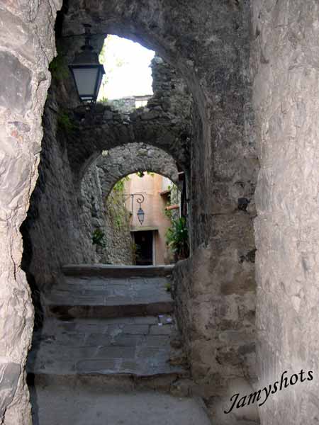Ruelle tortueuse du village