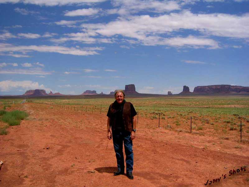 Votre accompagnateur à l'entrée de Monument Valley le 12 Août 2003.