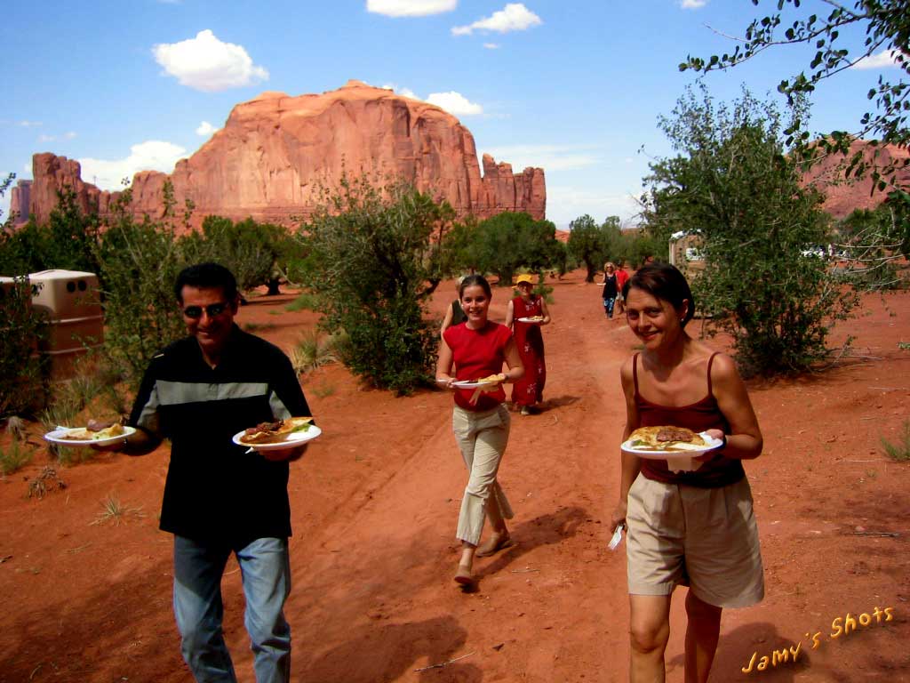 Un déjeuner sur le sable bien mouvementé! Hervé, Annick, Alice.