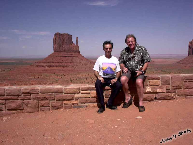 Thomas MEZEI notre chauffeur et son accompagnateur