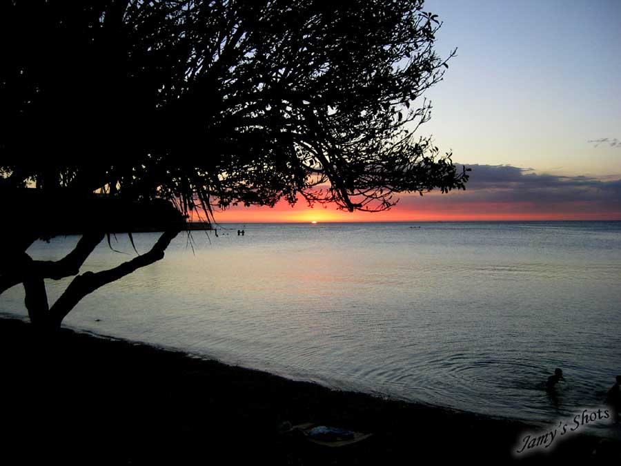 Coucher de soleil sur la baie des citrons � Noum�a.