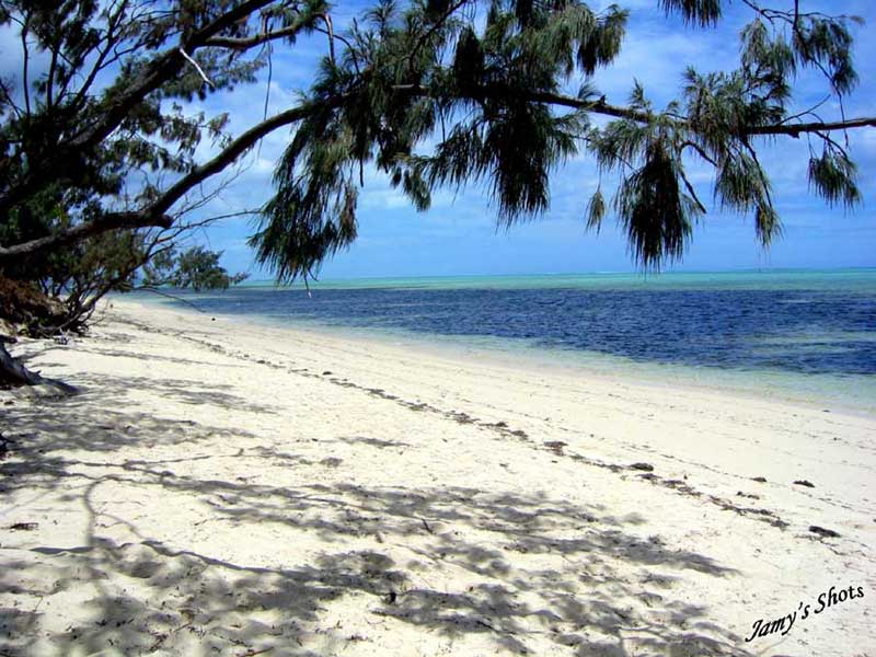 Plage d�serte de Po� sur la cote Ouest de la Nouvelle Cal�donie.