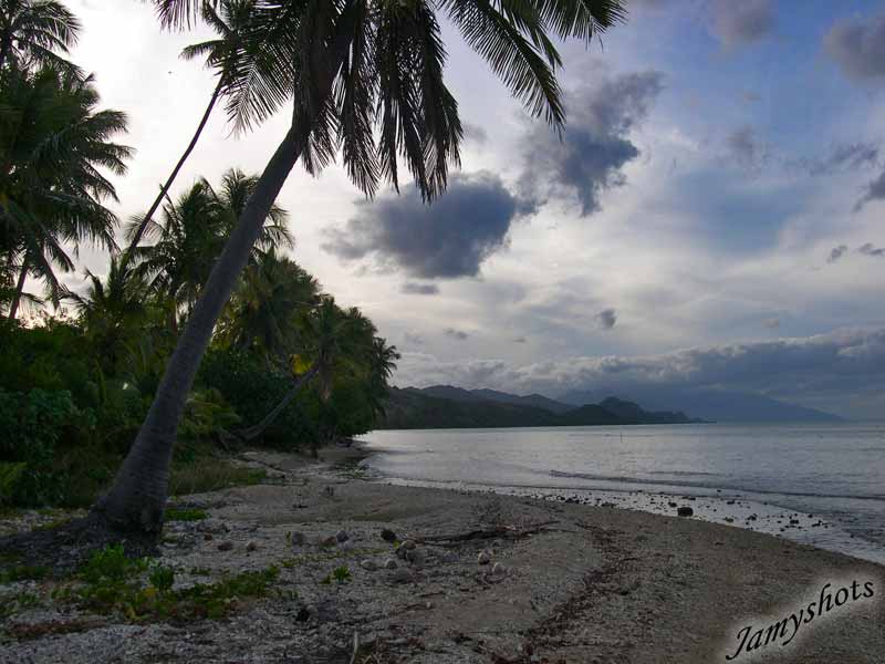 Plage au Sud de Hiengh�ne.