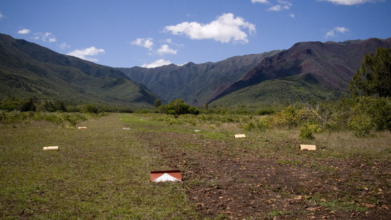 La piste de l'a�roport National "Doucampo"