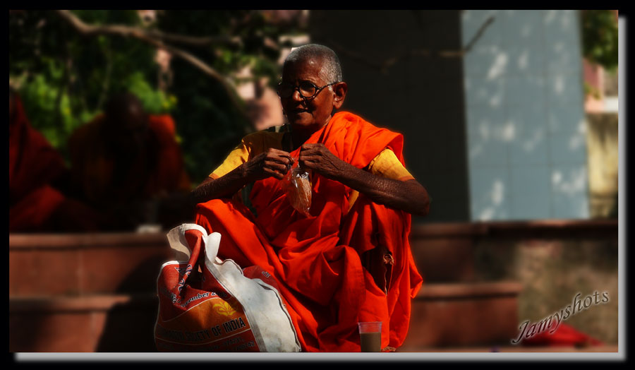 Repos sur les marches du Cankamana à Bodhgaya