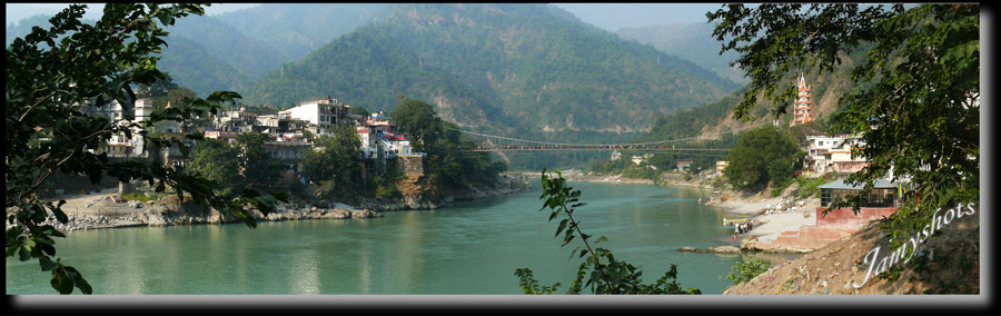 Le Gange à Rishikesh. Une vue sur le pont Nord