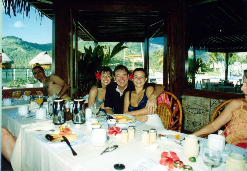 S�verine, Caroline et jamy au petit d�jeuner