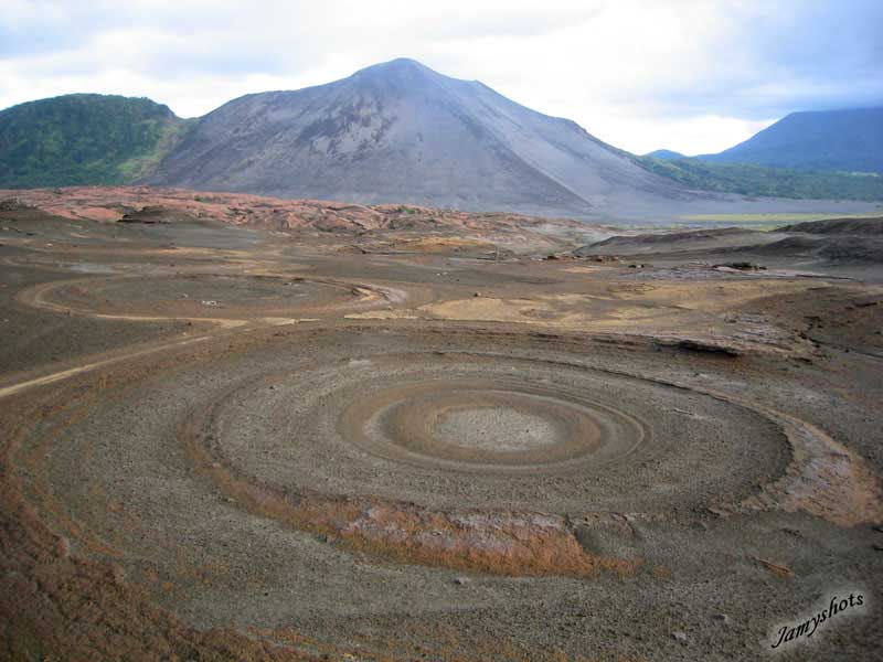 Arriv�e dans la plaine des scories au pied du volcan Yasur