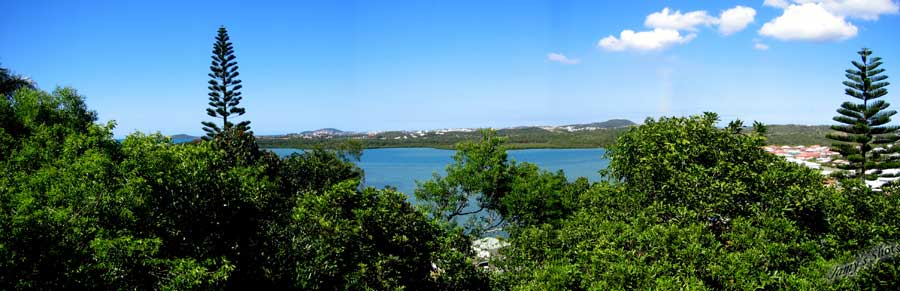 Vue sur la Ville de Noum�a de La tina sur mer. Chez Yanita et Christian